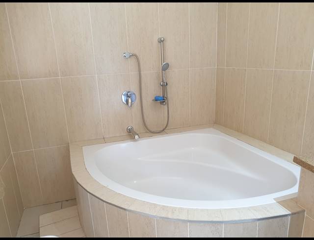 4 BEDROOM HOUSE FOR SALE IN EDGEMOUNT ESTATE